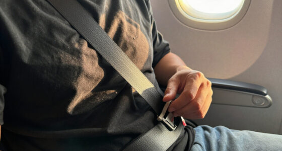 Kind Anschnallen Flugzeug